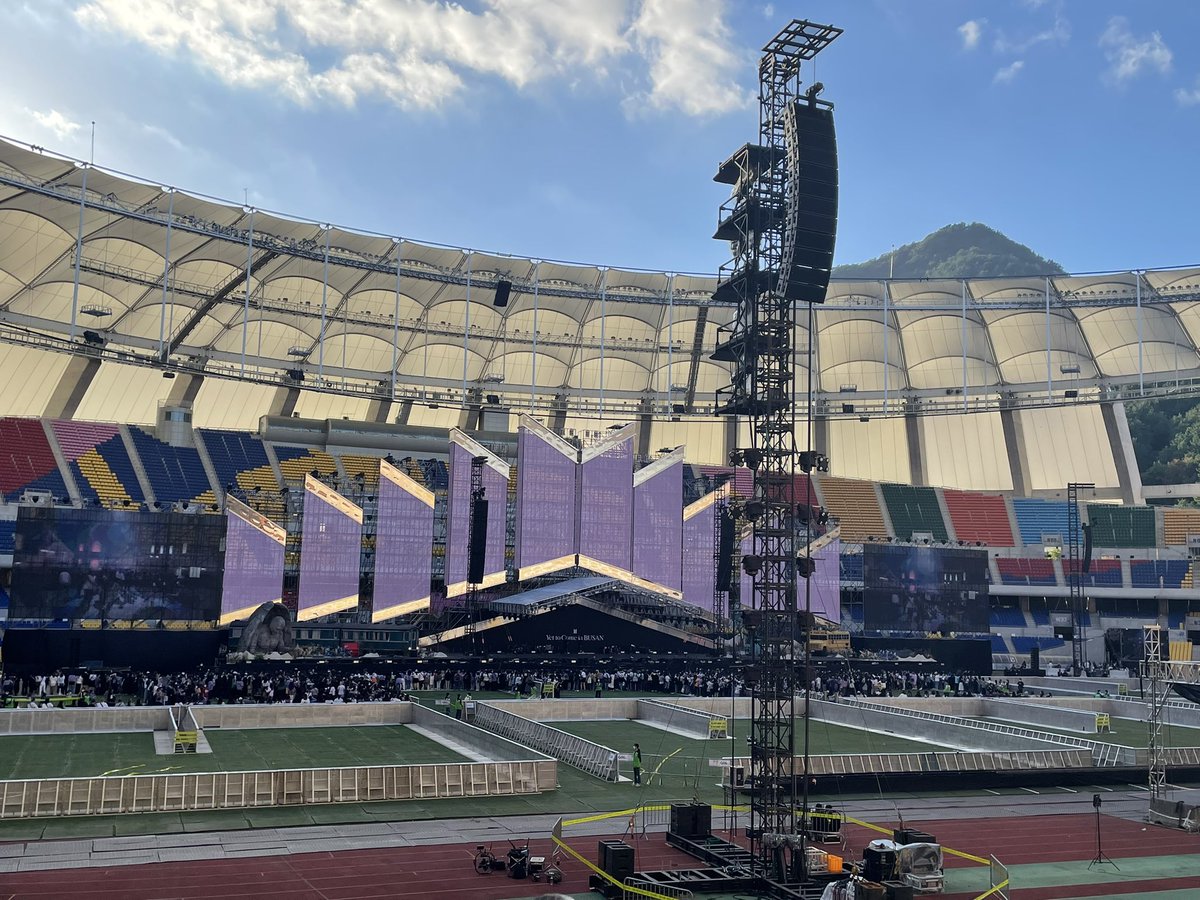 Chizu_imnida's tweet photo. Finally arrived at stadium!!
It was long trip for 12 hours to get to Busan, but I was in good vibes 🥰🥰
#YetToComeinBUSAN https://t.co/SC2Wit2DiK