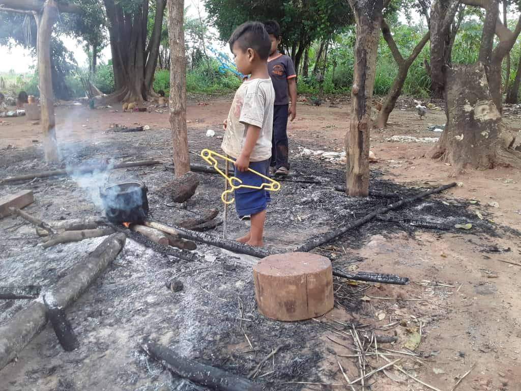 Para hablar de defensa de las familias y la niñez debemos comenzar primero exigiendo el cese de violencia criminal por parte del Estado. Hoy la comunidad 15 de Enero del Pueblo Ava Guaraní fue desalojada por orden de la fiscal Norma Salinas y están presas 31 personas.