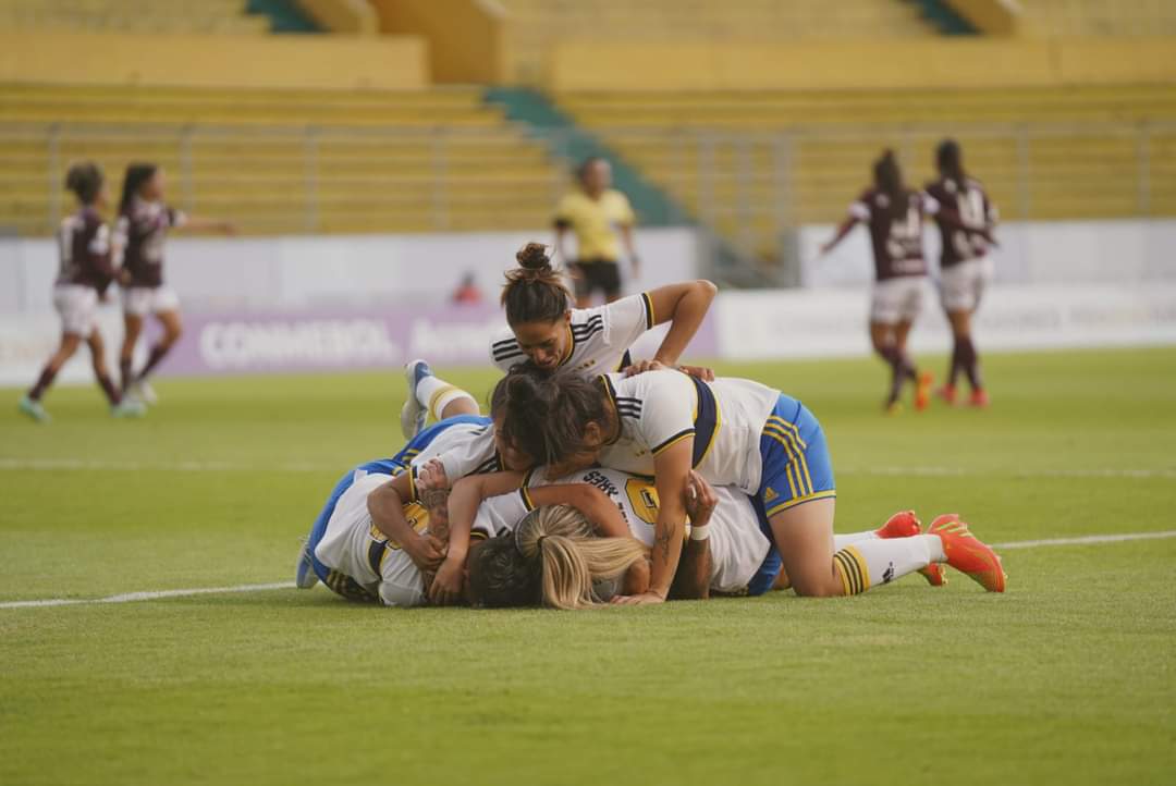 juniors_lima's tweet photo. ¡CLASIFICADAS!
El equipo femenil de Boca Juniors empató a 2 con Ferroviaria de Brasil y clasificó a los 4tos de final de la Copa Libertadores.
El cuadro azul y oro culminó la fase de grupos con 7 puntos y líder del grupo B.

#LibertadoresFem #CopaLibertadores #Boca #BocaJuniors https://t.co/pP7jFOfGaU