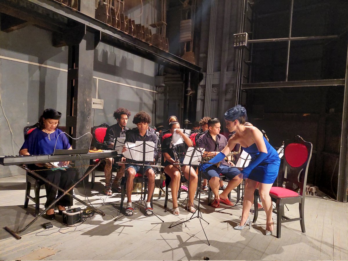 JorgeLSantana3's tweet photo. El Teatro La Caridad de #SantaClara, fue testigo de la puesta teatral inspirada en la obra del poeta e investigador Sigfredo Ariel. Un extraordinario trabajo actoral con la dirección de Osvaldo Doimeadiós.
Un regalo para celebrar el DÍA DE LA CULTURA CUBANA.
#CubaEsCultura https://t.co/Kvf9LmtsDF