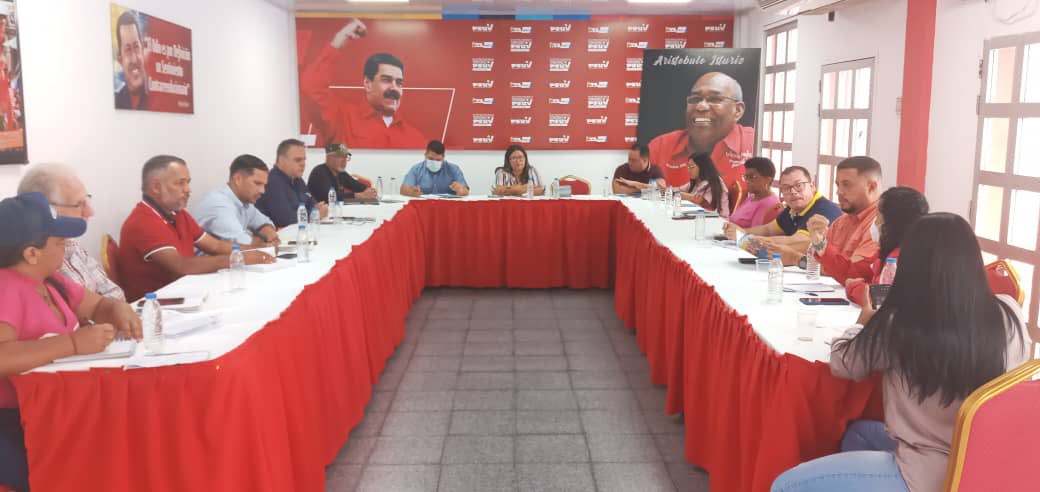 #19Oct | Reunión Ordinaria del Equipo Político Estadal del PSUV ANZOATEGUI 

#UnidosYEnVictoria
#PSUVPorTodaVenezuela

@nicolasmaduro @dcabellor @pinfantea @partidopsuv @florescilia @luismarcanos @guanipa_psuv