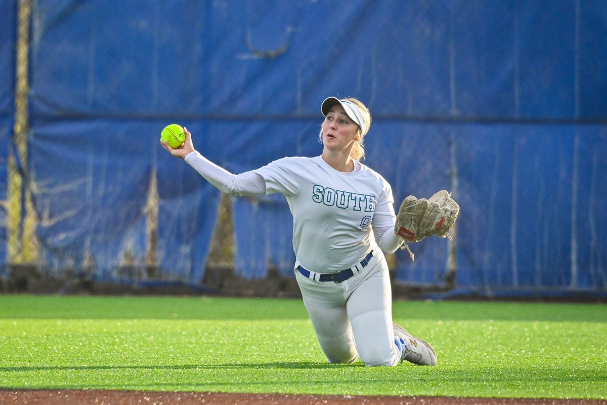 The @BSSJagsSoftball CF'r @ellamwest had herself a day...yes sir. Not just 1 ..BUT 2 super defensive catches in CF to crush the hearts of Ozark fans everywhere.....girl was owning the outfield today. @AlthausEJC @bssjaguars @BSSDnews @MSHSAAOrg @JagBarstool @jagscoachwilli