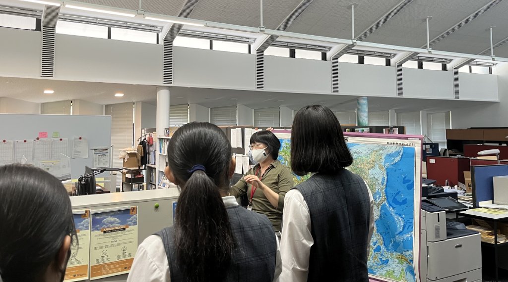 Aakash_project's tweet photo. 宮崎県から高校生が #RIHN に見学に来ました。 #Aakash_project でもプロジェクト紹介をし、熱心に耳を傾けていました。素敵な修学旅行を! https://t.co/FzVyd2Q7oa