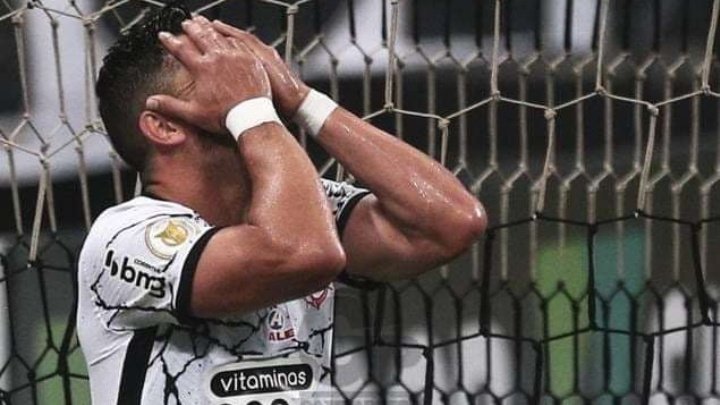 JeffyuriYuri's tweet image. É o seguinte: Roger guedes vai tomar no meio do seu cu, vc só joga contra time pequeno.
Fagner: vc só errou no pênalti,durante o jogo vc jogou pra caralho. 
Cássio: vc merecia demais esse título gigante, mas não deu.
Vital: não se culpe
Vitor Pereira: vc é foda