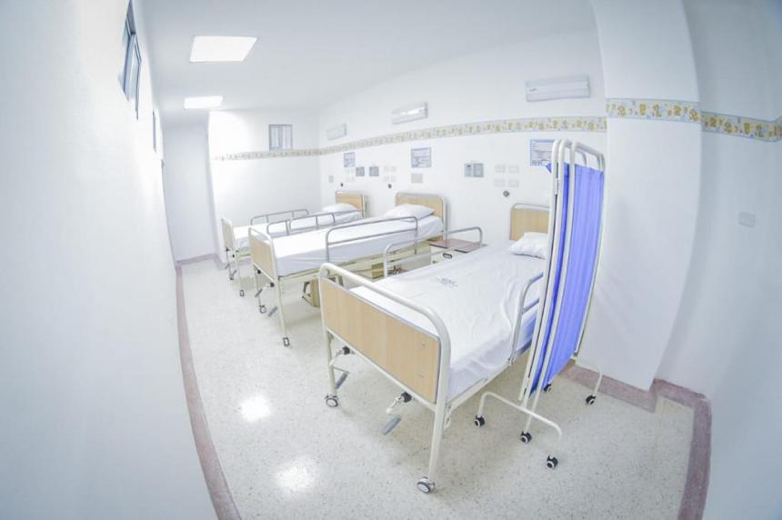 Alcaldiaibague's tweet photo. Debido a las fuertes lluvias, la red hospitalaria de la ciudad se encuentra en alerta y dispuesta a atender cualquier situación de emergencia médica. Hasta el momento, no se reportan heridos y las salas de urgencias prestan el servicio con total normalidad. https://t.co/KcG2RyH2Km