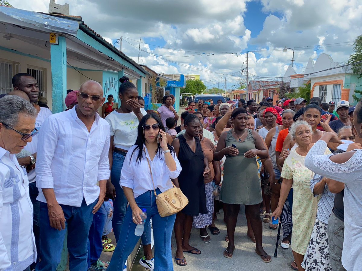 PireoSolimanR's tweet photo. Elexido Paula, Presidente del PHD haciendo presencia en el barrio la florida de Higüey con colchones, raciones alimenticias y ayudas para los afectados del huracán Fiona. Gracias hermano y amigo... https://t.co/XZgQ4fUTpr