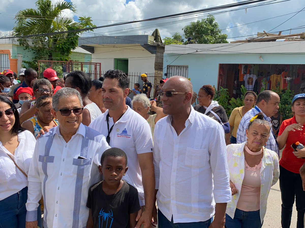 PireoSolimanR's tweet photo. Elexido Paula, Presidente del PHD haciendo presencia en el barrio la florida de Higüey con colchones, raciones alimenticias y ayudas para los afectados del huracán Fiona. Gracias hermano y amigo... https://t.co/XZgQ4fUTpr