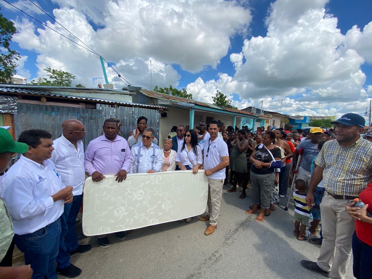 PireoSolimanR's tweet photo. Elexido Paula, Presidente del PHD haciendo presencia en el barrio la florida de Higüey con colchones, raciones alimenticias y ayudas para los afectados del huracán Fiona. Gracias hermano y amigo... https://t.co/XZgQ4fUTpr