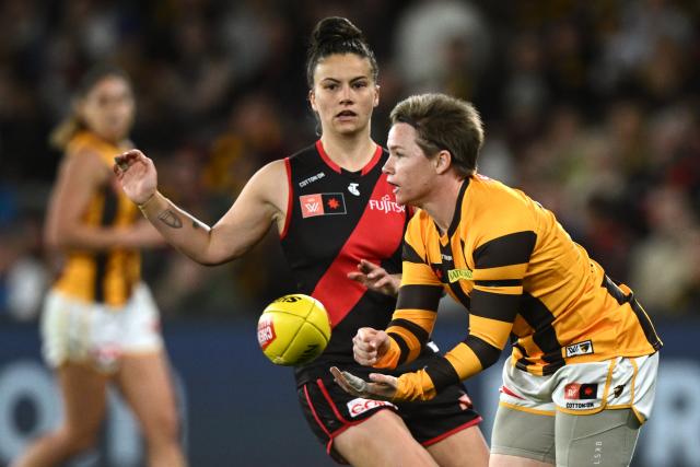 starweeklysport's tweet photo. Werribee local Jess Duffin is hanging up the football boots with the desire to spend more time with her daughter Georgie https://t.co/vz9LZ02afy https://t.co/xzOXZXSSD0