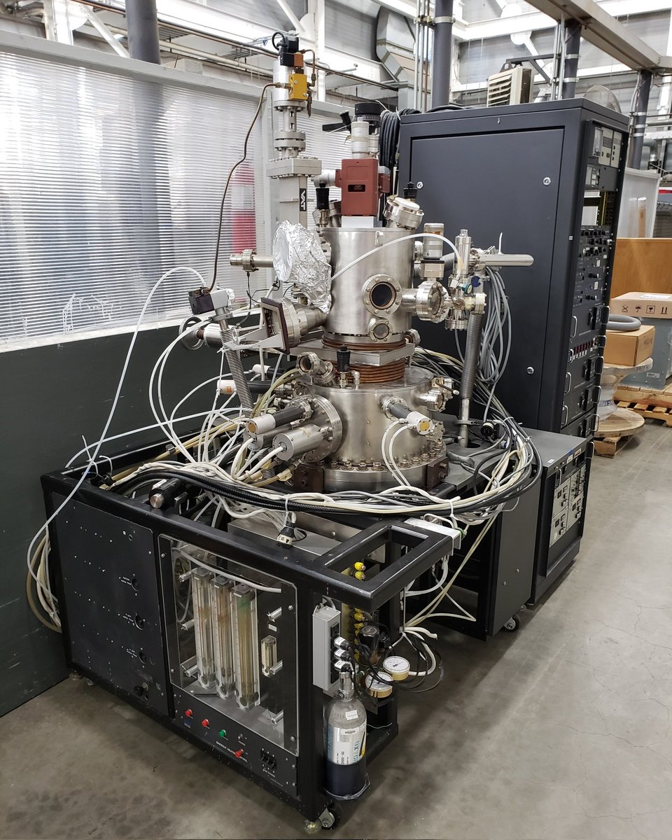 RobbyNowell's tweet photo. It looks like the lab is finally throwing away the #improbabilitydrive . Or maybe this is the thing that holds the #eyeofharmony in the #tardis . They are very similar devices, and easily confused 🙃
.
.
#hitchhikersguidetothegalaxy #doctorwho https://t.co/DbUugRV82L