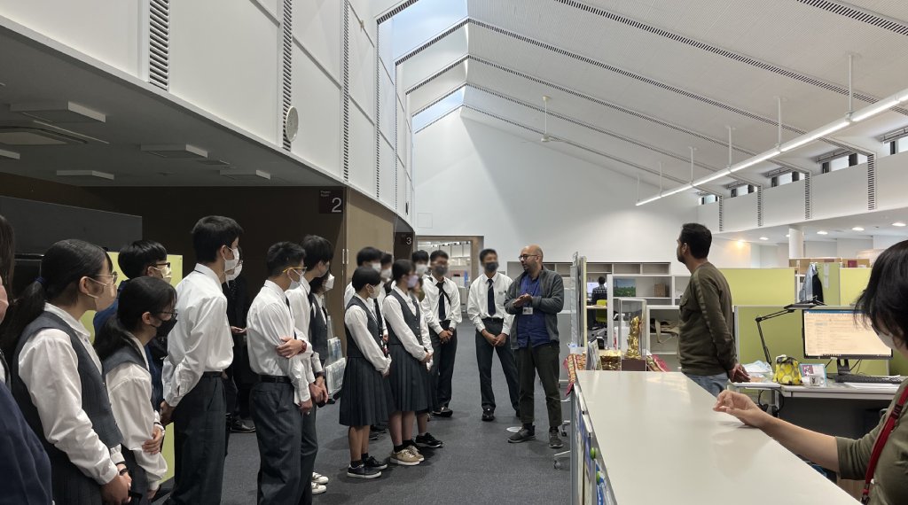 Aakash_project's tweet photo. 宮崎県から高校生が #RIHN に見学に来ました。 #Aakash_project でもプロジェクト紹介をし、熱心に耳を傾けていました。素敵な修学旅行を! https://t.co/FzVyd2Q7oa