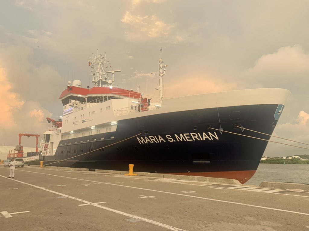 AlEmbajadora's tweet photo. ¡La ciencia conecta! El buque de investigación alemán, con investigador@s aleman@s y colombian@s de @UninorteCO adelanta su trabajo en aguas colombianas. Gracias, @arturolunat y @MincienciasCo , por celebrar con nosotros. https://t.co/TUaTFJ713O