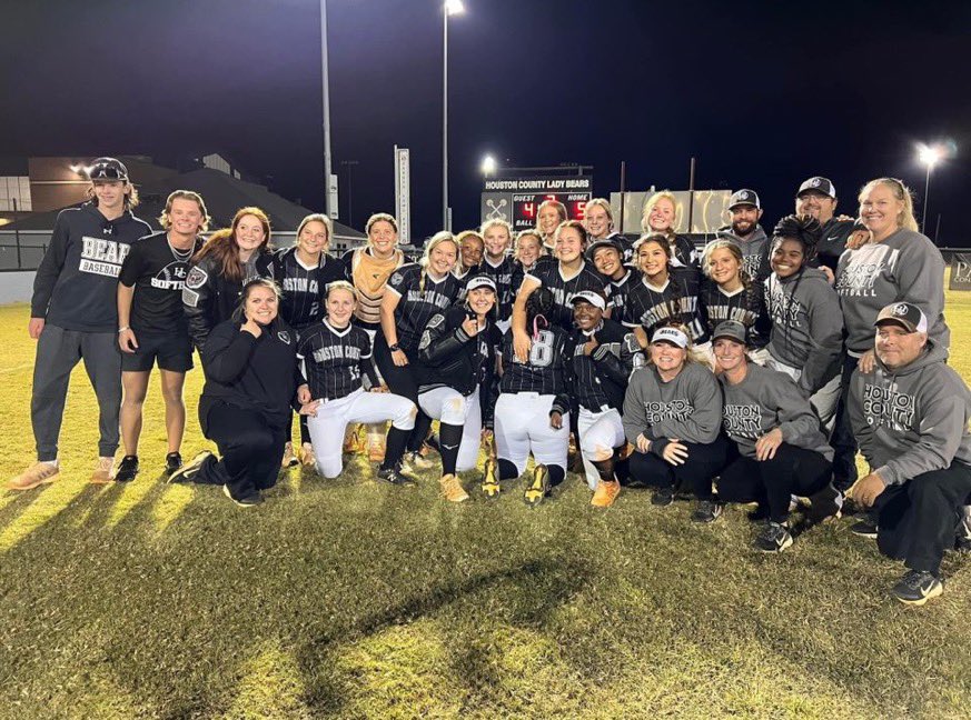 Ansleigh_Darby's tweet photo. COLUMBUS BOUND!! Great team win tonight! I contributed by going 2-4 at the plate with a double and a single #BABB@HoCoSoftball https://t.co/xriICOfhMn