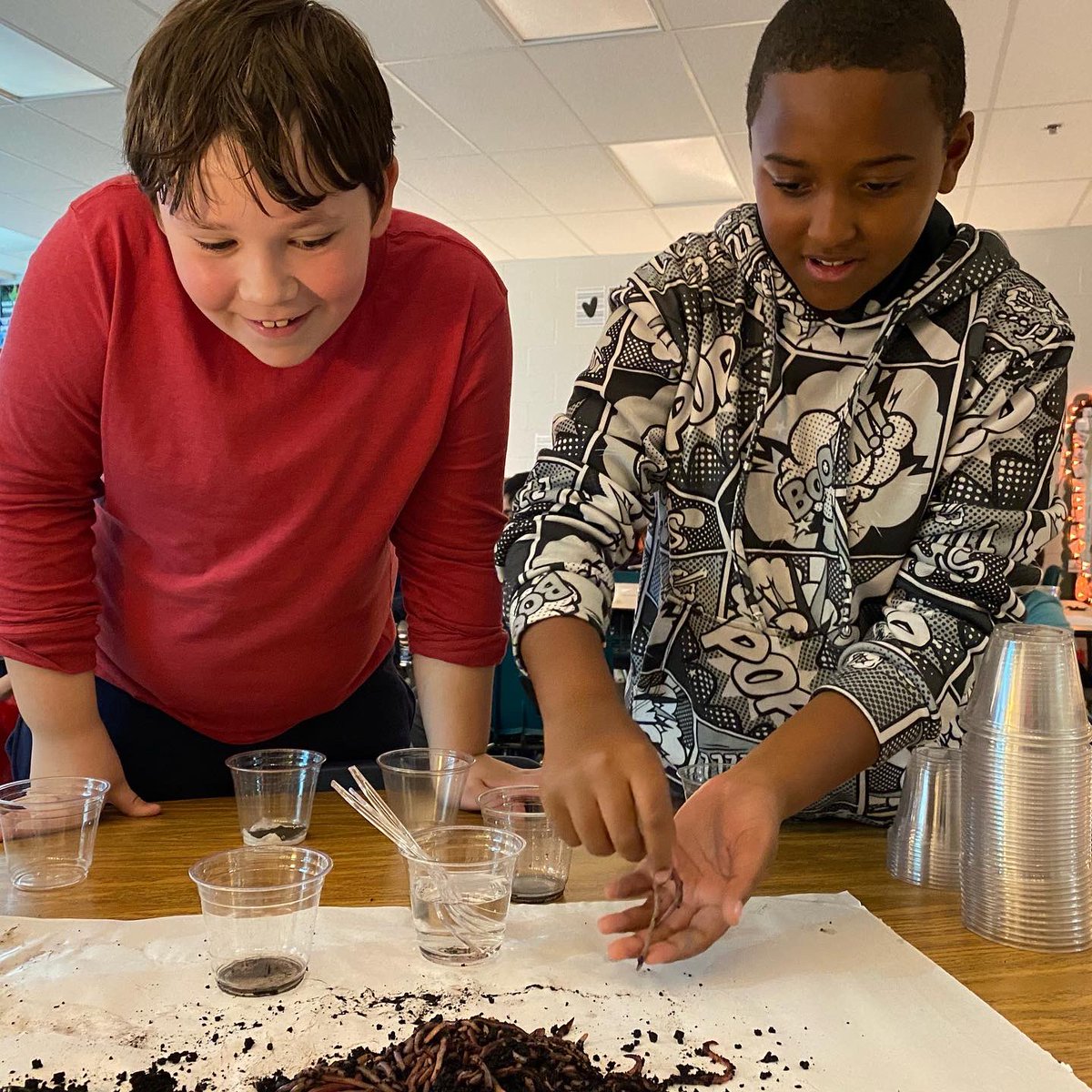 miss_dudra's tweet image. POV: your teacher brings 180 earth worms into science class for you to play with… 🪱 #modelmustangs #strongsvillestrong