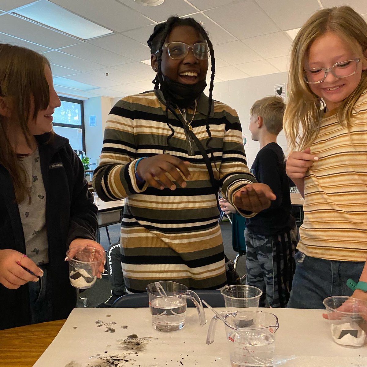 miss_dudra's tweet image. POV: your teacher brings 180 earth worms into science class for you to play with… 🪱 #modelmustangs #strongsvillestrong