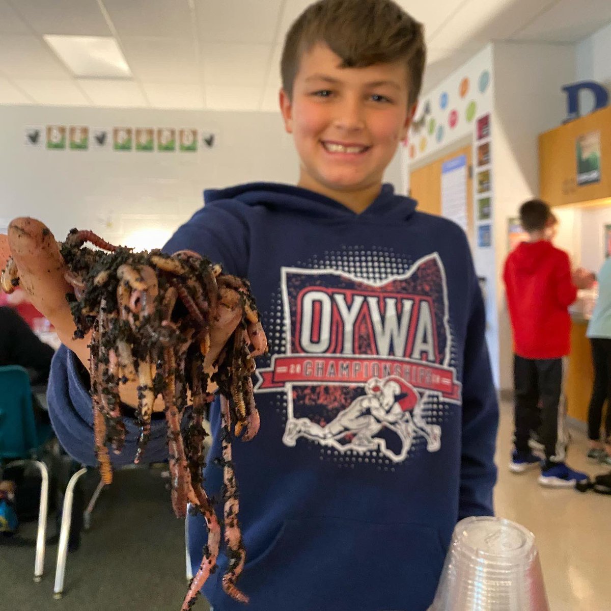 miss_dudra's tweet image. POV: your teacher brings 180 earth worms into science class for you to play with… 🪱 #modelmustangs #strongsvillestrong