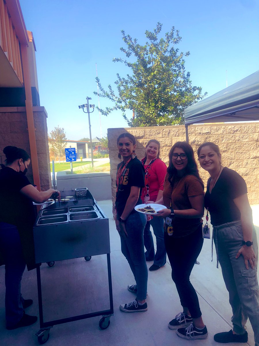 NancySotelo07's tweet photo. Big thank you, to our Amazing Principal Ms.Stamper for treating us with Tacos today. We really appreciate it @snapperbefitz @MLK_STEAM #TeamBCSDSEL #TeamMLK #FeelingAppreciate https://t.co/m4Jqhlbrso