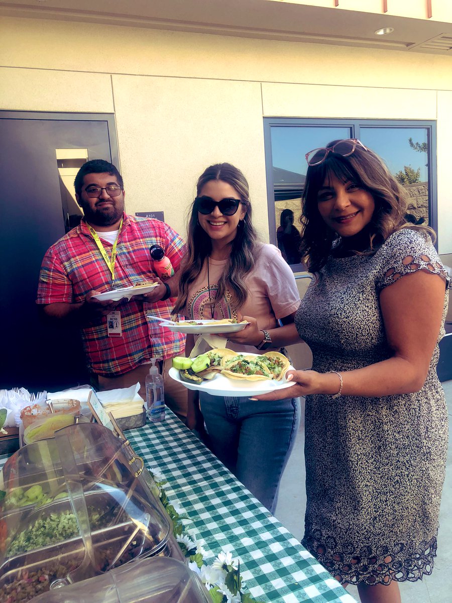 NancySotelo07's tweet photo. Big thank you, to our Amazing Principal Ms.Stamper for treating us with Tacos today. We really appreciate it @snapperbefitz @MLK_STEAM #TeamBCSDSEL #TeamMLK #FeelingAppreciate https://t.co/m4Jqhlbrso