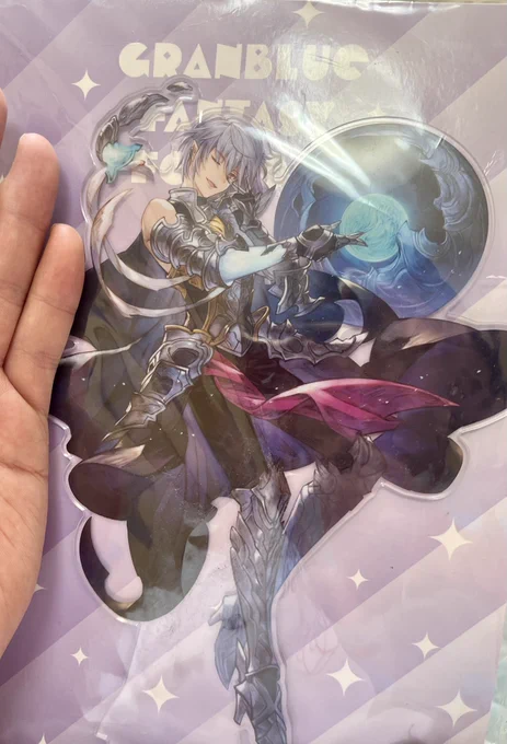 通販で買ったグラフェス2018の時のグリームニルのアクスタ、想像の倍デカくて笑っちゃったwwwうちのお手手よりデカいわよ 