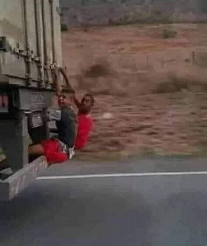 ma7moudelmahdy's tweet photo. البداية كانت فقط للمتعة 
والآن هم على بعد 100KM عن منزلهم والشاحنة لم تتوقف..!!!

هكذا الشهوات المحرمة =تجدها ممتعة فى أولها؛ 
حتى إذا تماديت فيها ذهبت المتعة، وصَعُبَ عليك تركها، 
أبعدتك عن طريق النجاة ووصلت بك لطريق الهلاك. https://t.co/AmTi6TGIoE