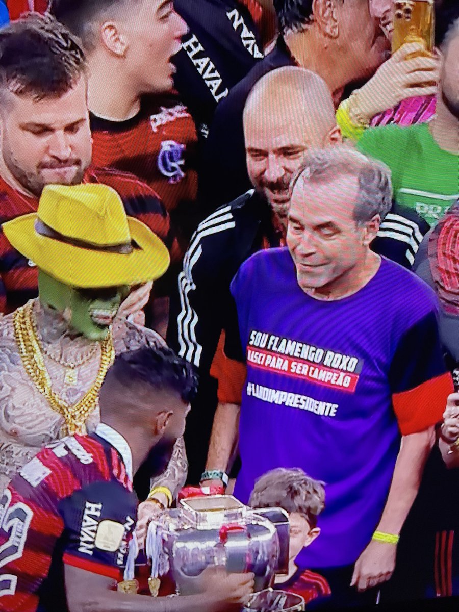 DominioRubroN's tweet photo. De onde vem essas figuras??? Pqp baba ovo e palhaço dentro de campo e os jogadores nem conseguem pegar a taça. 
#FLACOR https://t.co/RjFWxZSDvG