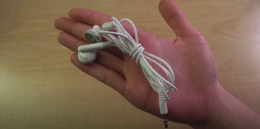 Still haven't figured out how to avoid your wired ear buds from getting tangled? Here is your solution - I swear by this! (but I use index finger & pinkie) youtube.com/watch?v=kHNfcp…
