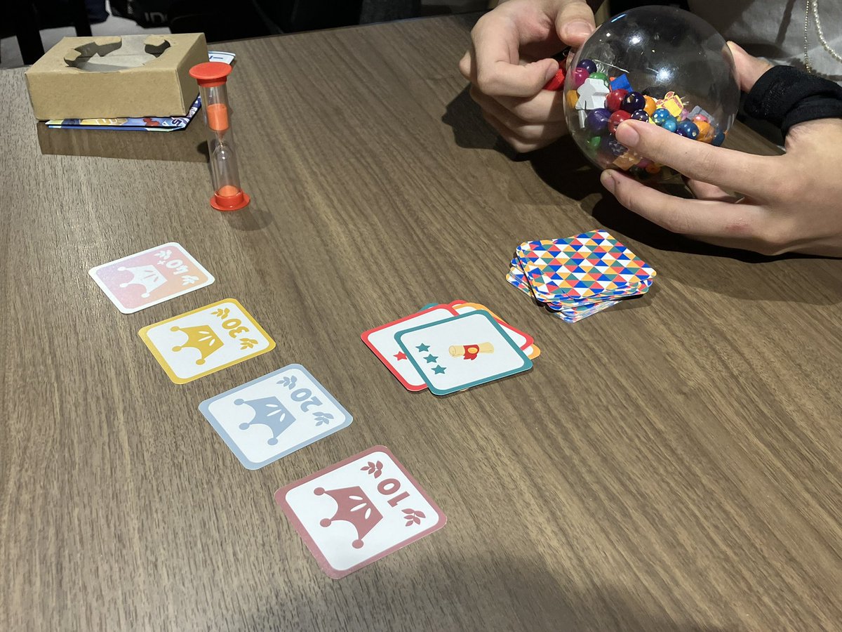 25.しゃかしゃかみっけ たくさんのトークンが入った透明なボールをしゃかしゃかしてカードに書かれたトークンを次々に見つけていくゲーム。 「2歳から遊べる ボードゲーム」の名の通り破損や誤飲などの安全面にも気をつけて製造されたとのこと。 スコアアタックは大人も ...