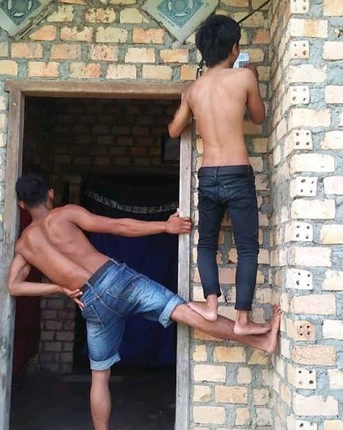 Konyol :
- Tidak sopan; kurang ajar;
- Agak gila; kurang akal;
- Tidak berguna; sia-sia. 
(KBBI) 

#KonyolRupiahTKO
#KonyolRupiahTKO
