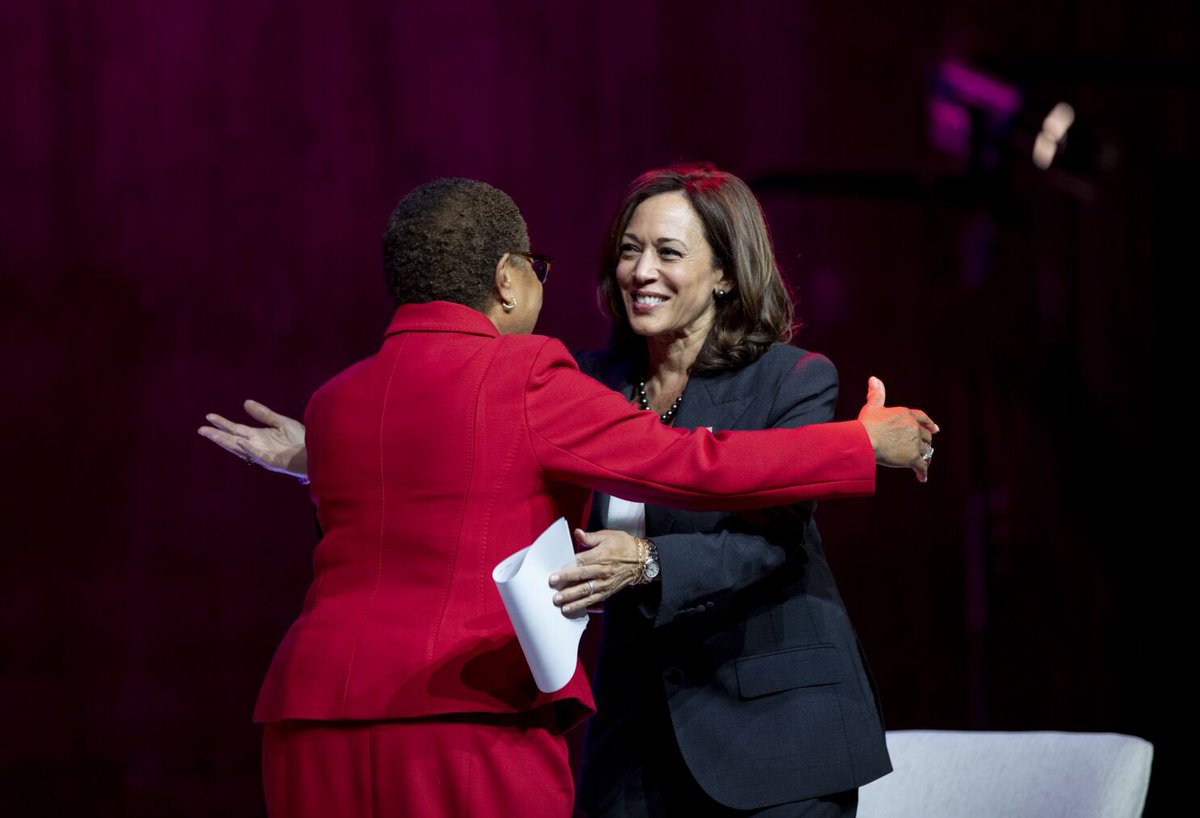 RepKarenBass's tweet photo. Thank you to @POTUS and @VP for joining me in Los Angeles. 

I look forward to continuing our work to bring jobs to L.A. and to protect the rights of women in our city. https://t.co/Fxqfy6hegv