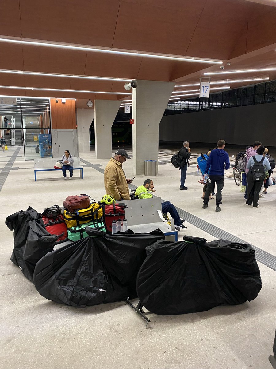 carloscuandohay's tweet photo. ¡Hola @Alsa_autobuses! El día 10 de octubre viajé con mi familia de Santiago a Madrid con tres bicicletas y una silla de ruedas. Entre mi equipaje estaba un brazo de metal que une una de las bicis con la silla de ruedas para poder transportar a mi hermano con discapacidad. 🧵 https://t.co/h6uVwba6M4