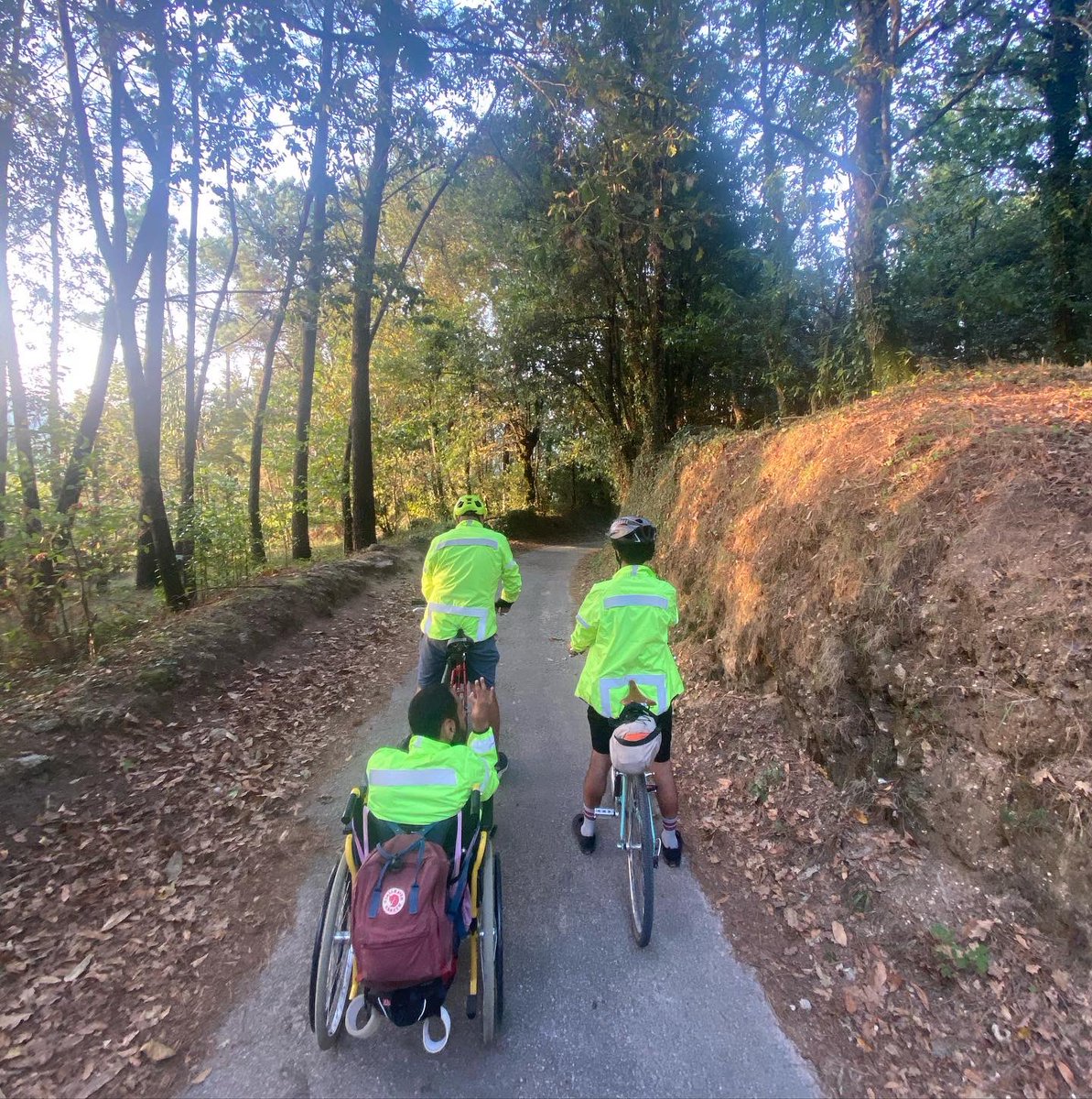 carloscuandohay's tweet photo. ¡Hola @Alsa_autobuses! El día 10 de octubre viajé con mi familia de Santiago a Madrid con tres bicicletas y una silla de ruedas. Entre mi equipaje estaba un brazo de metal que une una de las bicis con la silla de ruedas para poder transportar a mi hermano con discapacidad. 🧵 https://t.co/h6uVwba6M4