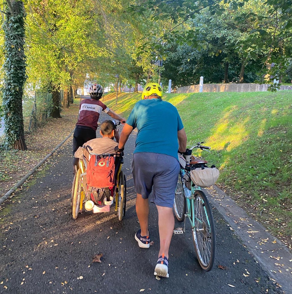 carloscuandohay's tweet photo. ¡Hola @Alsa_autobuses! El día 10 de octubre viajé con mi familia de Santiago a Madrid con tres bicicletas y una silla de ruedas. Entre mi equipaje estaba un brazo de metal que une una de las bicis con la silla de ruedas para poder transportar a mi hermano con discapacidad. 🧵 https://t.co/h6uVwba6M4