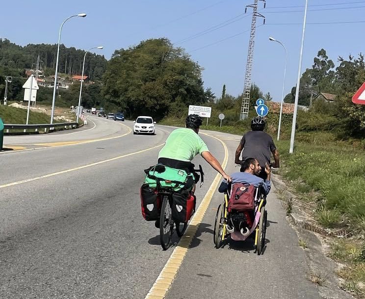 carloscuandohay's tweet photo. ¡Hola @Alsa_autobuses! El día 10 de octubre viajé con mi familia de Santiago a Madrid con tres bicicletas y una silla de ruedas. Entre mi equipaje estaba un brazo de metal que une una de las bicis con la silla de ruedas para poder transportar a mi hermano con discapacidad. 🧵 https://t.co/h6uVwba6M4
