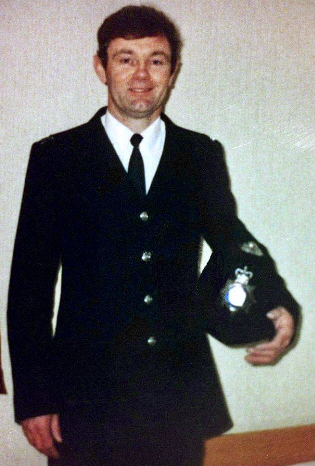 tpmt_org's tweet photo. Today we remember PC Patrick Dunne, 44, of the MPS. He was murdered in 1993 as he investigated the sound of gunshots in a street.His killer laughed as he walked away.We unveiled our memorial in June 1996
@metpoliceuk 
@MPFed
#HonouringThoseWhoServe #PoliceMemorials 
#PoliceFamily https://t.co/lG1qATeWSf