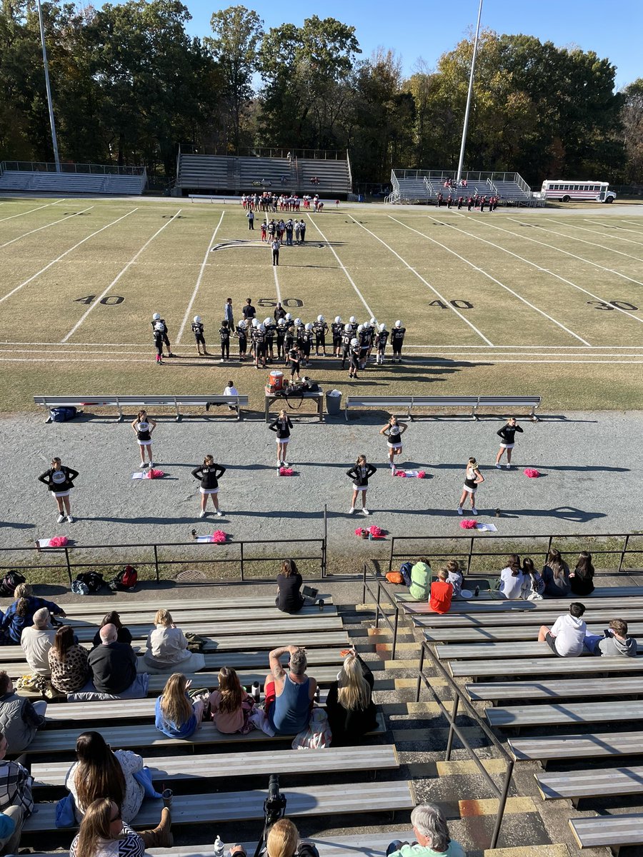 Mandi_Beck_PE's tweet photo. Last home game of the season &amp; 8th grade night! ⚫️🟡🦅 https://t.co/b3YGx0RDDq