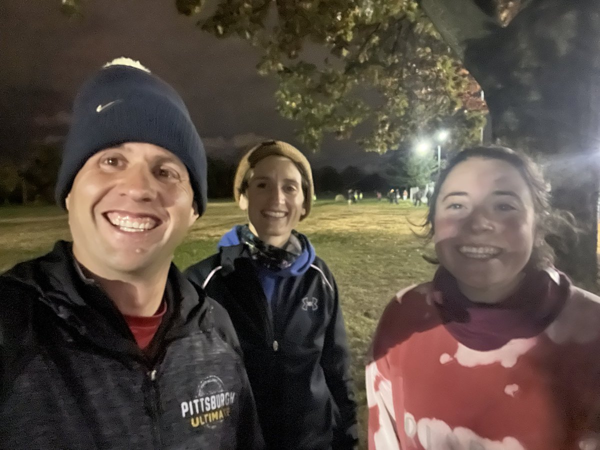 awesmepossm's tweet photo. Focused throwing in the wind and then we invented a 3-player game that we can’t wait to do during Zone Week! #aAwesomePOD #throweveryday https://t.co/MLdRmLksMB