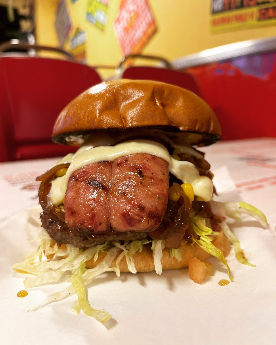 ElBuseteroRes's tweet photo. Hamburguesa H3. 🍔🤤
Para el frío, para el hambre, para matar un gustico. DELICIOSA.

.
.
.
.
.
.
.
#ComeComoBusetero #2022 #LoveEat #Delicius #MyPlace #buseterosconestilo #Burger #HotDog #salchipapas #combo #couple #love #friends #FrenchFries #LoveFrenchFries #ComboBusetero https://t.co/rzMHJhKJvb