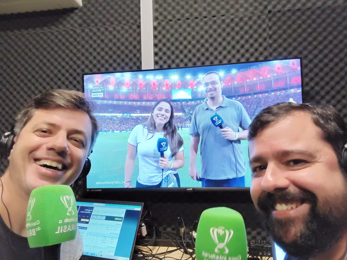 feliperolim's tweet photo. Olha aí a @CopadoBrasil pro exterior!
@FelipeSantos23 na cabine.
@NathiFerrao e @joaodosamba na beira do campo!
#CdBPeloMundo https://t.co/gIT34WGq98