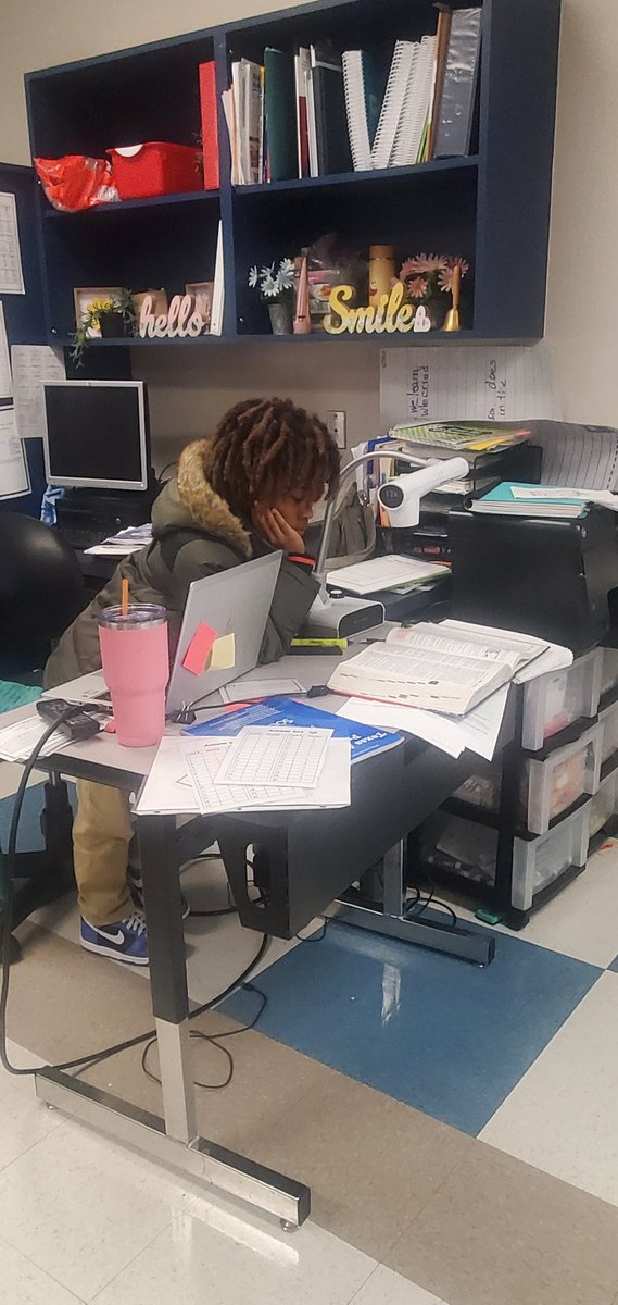 nicolette311's tweet photo. Our Teacher Assistants for the day! #WhatisTheme? #DictionaryDig @DarceleLofton @HinesCaldwellES https://t.co/59tQtGeox6