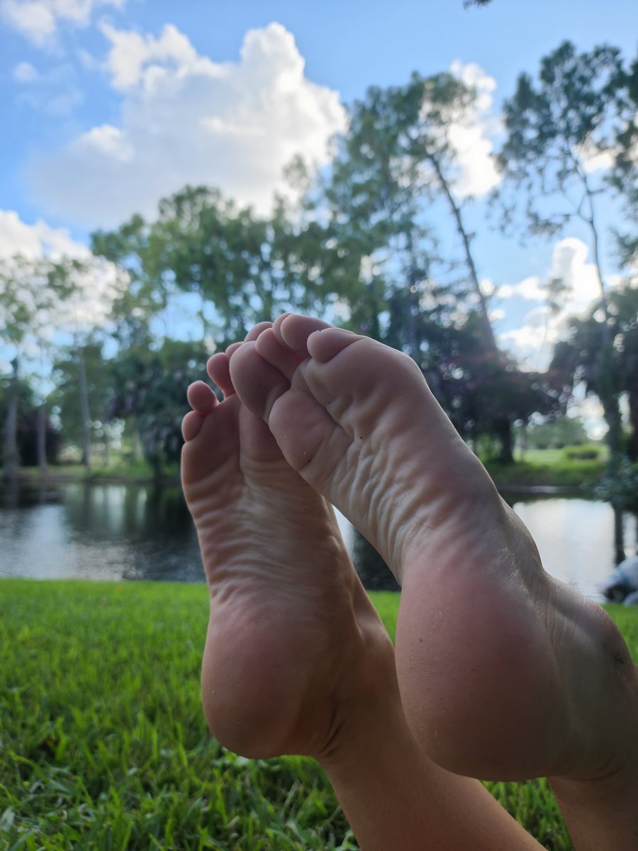 c_sunberry's tweet photo. @FootMidwest Thanks for the thread🥰 sunshine pics are my favs🔥 https://t.co/JR7KHl9EJl