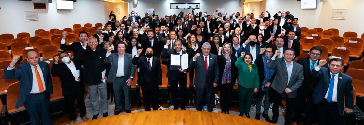 El Srio. Gral. #SNTE  Mtro. Alfonso Cepeda Salas entregó la #TomaDeNota emitida por el <a href="/TFCA_mx/">Tribunal Federal de Conciliación y Arbitraje</a> a la nueva dirigencia <a href="/Snte12Durango/">Snte12Durango</a> que encabeza el Prof. Alfonso Herrera García, ratificando la legitimidad y legalidad de la directiva seccional ✅

#SNTEunido
#PalabraDeMaestro