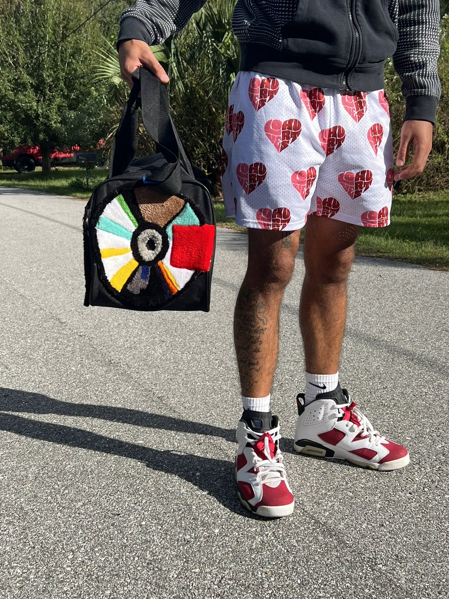 _chazwilliams_'s tweet photo. new pieces. yeezus duffle bag &amp; dream chasers rug .. 💿 more bag work otw fashooo 🔥 https://t.co/bcMaW4KmfO
