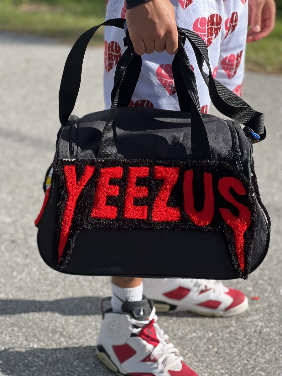 _chazwilliams_'s tweet photo. new pieces. yeezus duffle bag &amp; dream chasers rug .. 💿 more bag work otw fashooo 🔥 https://t.co/bcMaW4KmfO
