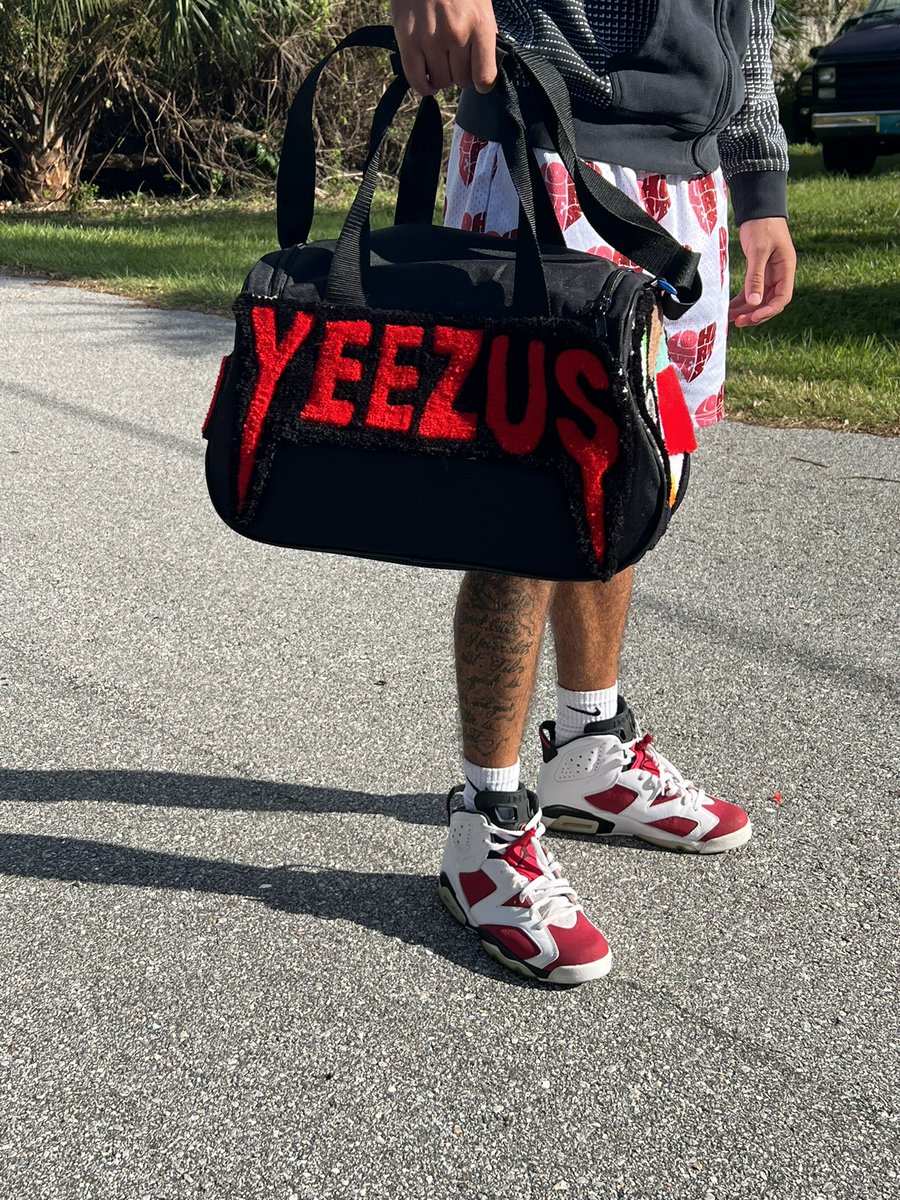 _chazwilliams_'s tweet photo. new pieces. yeezus duffle bag &amp; dream chasers rug .. 💿 more bag work otw fashooo 🔥 https://t.co/bcMaW4KmfO
