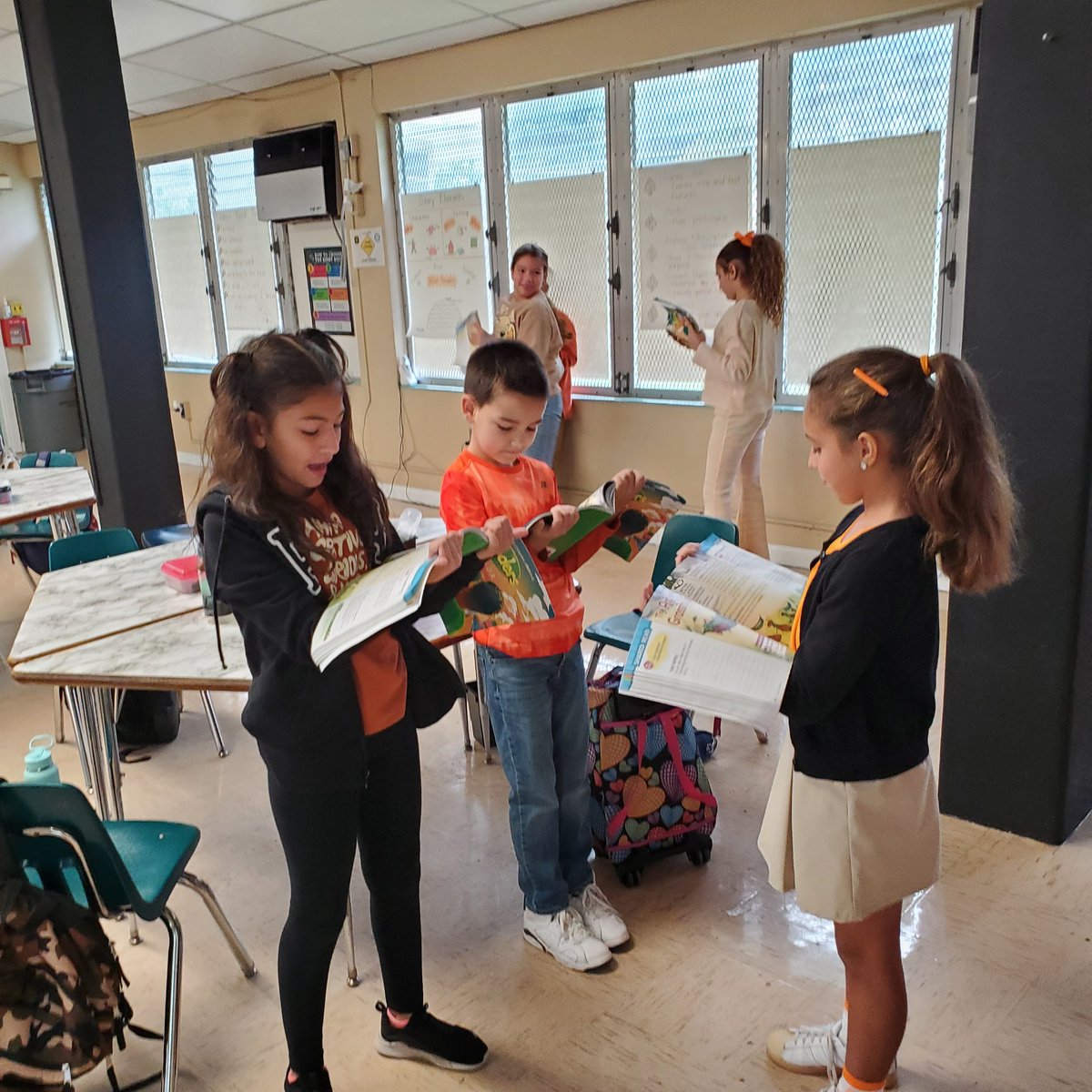 proudmom3x's tweet photo. Learning about fables and drama today.  They had so much fun acting out the passage.  #BEexpressive @ElBanyan @MDCPSCentral @MariTereMDCPS @MDCPSAcademics @MDCPS_ELA https://t.co/PSX7lSYc7U