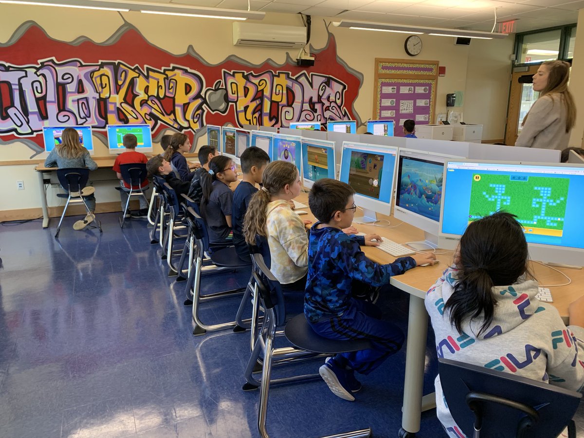QRGega's tweet photo. The computer lab is open! #QRSpride https://t.co/ndkdtoSs9j