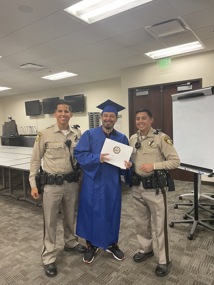 LVMPDSEAC's tweet photo. Congratulations to all the graduates at @hope4prisoners1 🎓 https://t.co/V2epEyxc2h