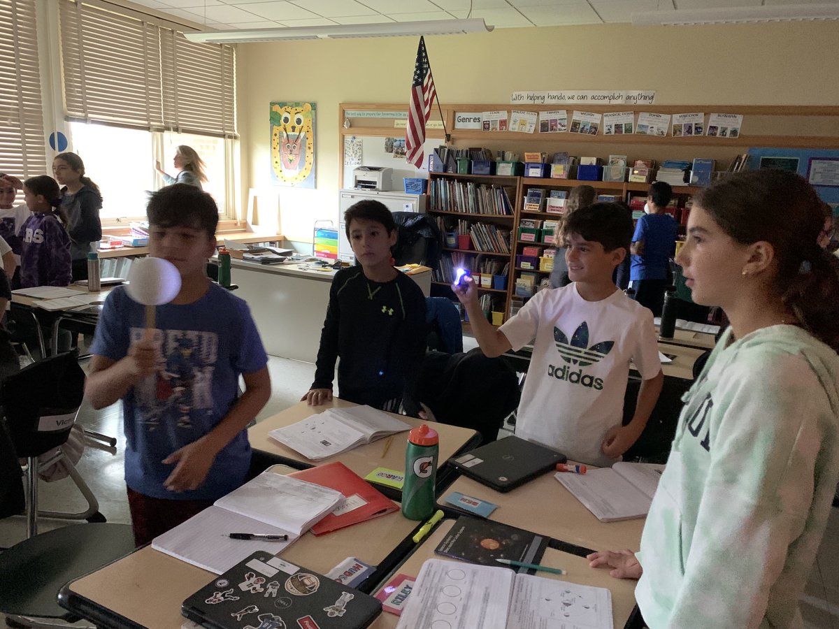 QRGega's tweet photo. Students learn about the phases of the moon. 🌕🌖🌘🌑🌒 #QRSpride https://t.co/YZyN0xwYaT