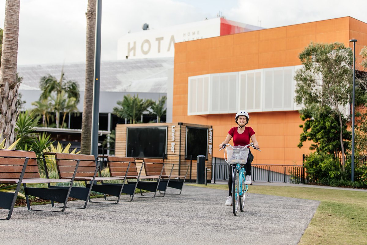 ManOnTheBikeVi1's tweet photo. WALK, SCOOTER OR BIKE-RIDE
AROUND THE HOTA PARKLANDS!
Wander the #scenicpathways surrounding the #lake
#outdoorstage & #gallery. Or #uptheante with
the 677-metre #runningloop, complete with free outdoor #exerciseequipment.
#EvandalePark #GoldCoast https://t.co/9FbrXssAHO