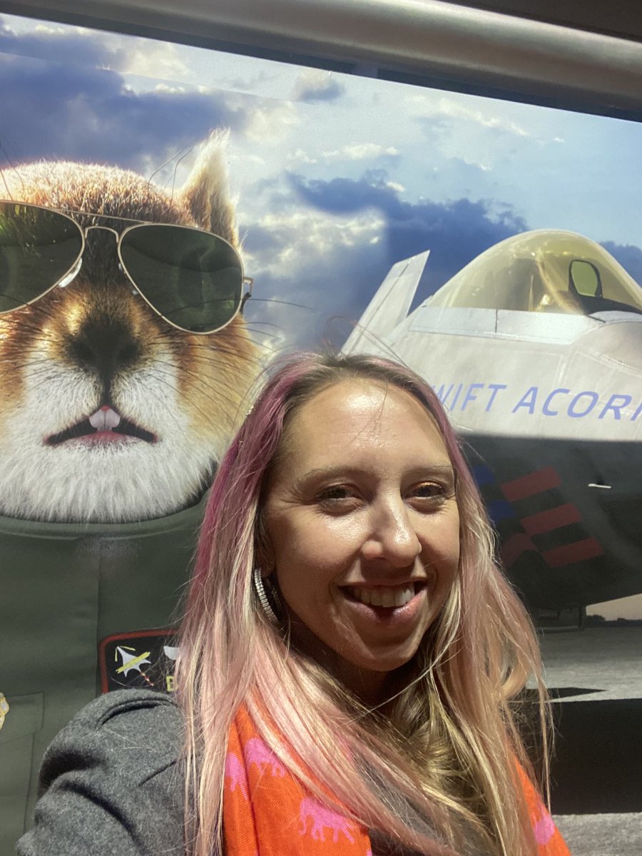 LindyKyzer's tweet photo. I had to stand in the cold for 15 minutes waiting for a train but it was worth it to see #topnut @secretsquirrel in the wild. @EricPecinovsky @ClearanceJobs #mcleanmetro https://t.co/glrcAPLuGw